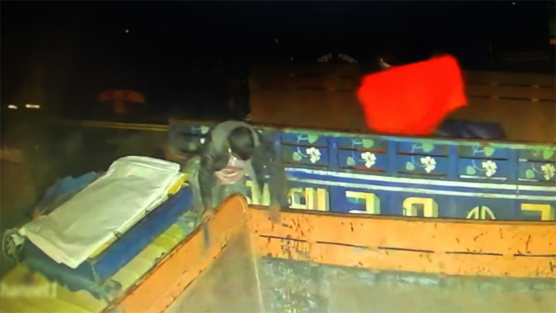 ট্রাকে করে এসে নয় দোকানের মাল লুটে নিল ডাকাতের দল